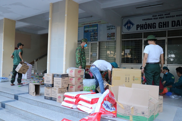 Thừa Thiên Huế: Bộ đội gấp rút chuẩn bị cơ sở vật chất tại các trường đại học, cao đẳng để làm khu cách ly - Ảnh 14.