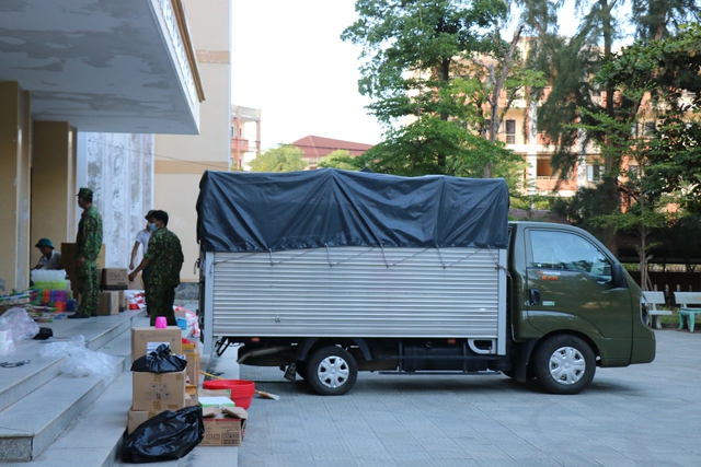 Thừa Thiên Huế: Bộ đội gấp rút chuẩn bị cơ sở vật chất tại các trường đại học, cao đẳng để làm khu cách ly - Ảnh 6.