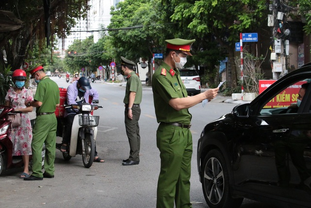 Ngày thứ 7 thực hiện giãn cách xã hội, Hà Nội xử lý gần 1.000 trường hợp vi phạm  - Ảnh 2.
