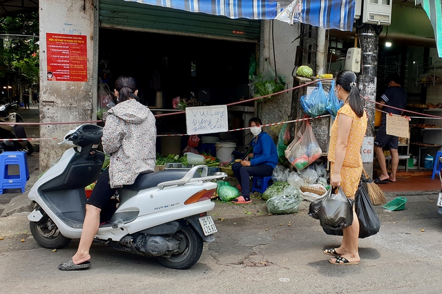 Các chợ Hà Nội đồng loạt nâng cao mức kiểm soát người ra vào - Ảnh 3.