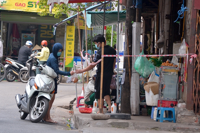Các chợ Hà Nội đồng loạt nâng cao mức kiểm soát người ra vào - Ảnh 6.