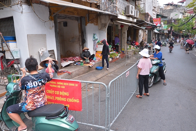 Các chợ Hà Nội đồng loạt nâng cao mức kiểm soát người ra vào - Ảnh 5.