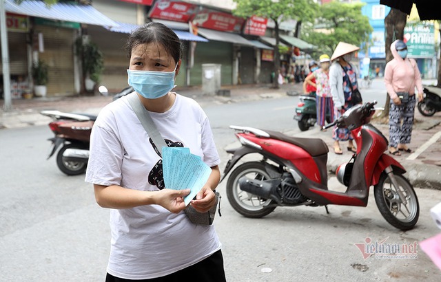 Hà Nội: Cầm thẻ, căn giờ, bịt kín ra chợ, mua nhanh về liền - Ảnh 1.