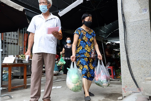 Hà Nội: Cầm thẻ, căn giờ, bịt kín ra chợ, mua nhanh về liền - Ảnh 12.