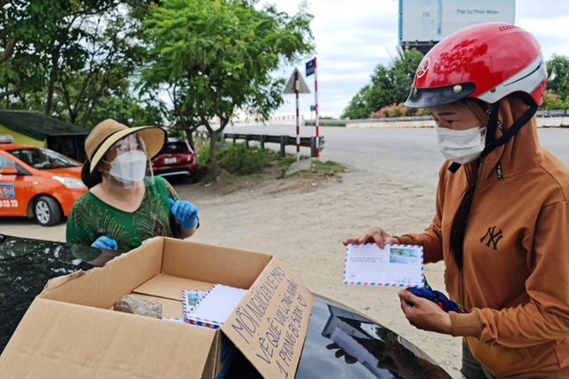  Mỗi người đi xe máy về quê vui lòng nhận một phong bì 500 K  - Ảnh 3.