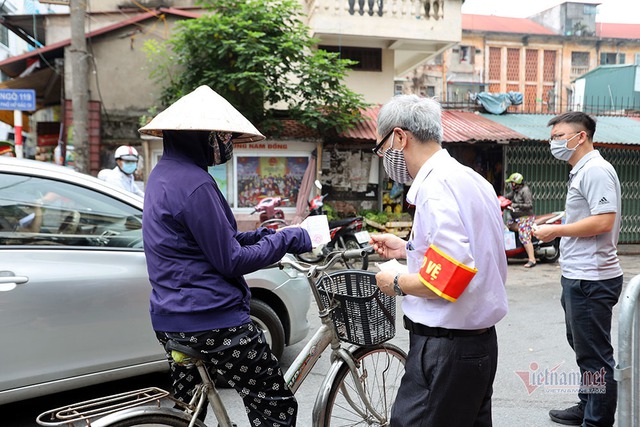 Hà Nội: Cầm thẻ, căn giờ, bịt kín ra chợ, mua nhanh về liền - Ảnh 4.