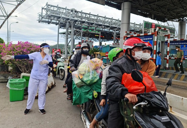  Mỗi người đi xe máy về quê vui lòng nhận một phong bì 500 K  - Ảnh 4.