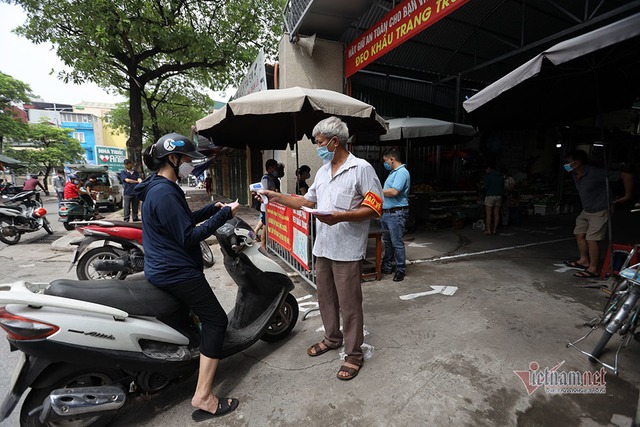 Hà Nội: Cầm thẻ, căn giờ, bịt kín ra chợ, mua nhanh về liền - Ảnh 6.