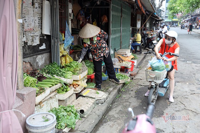 Hà Nội: Cầm thẻ, căn giờ, bịt kín ra chợ, mua nhanh về liền - Ảnh 9.