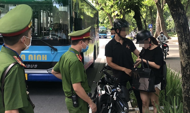 Hà Nội: Công an đón lõng xử phạt người đi đường không đeo khẩu trang - Ảnh 3.