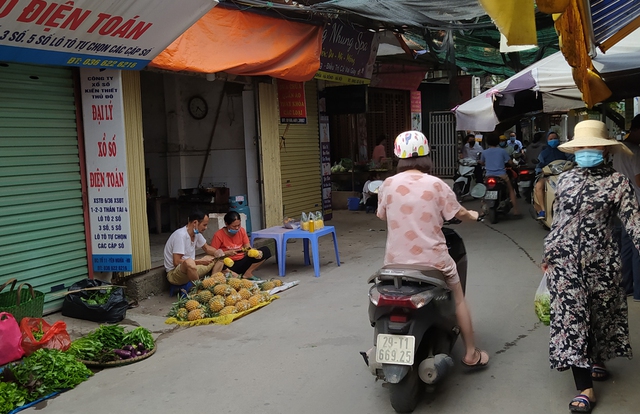 Hà Nội: Nhiều người vẫn chủ quan phòng, chống dịch COVID-19 nơi công cộng - Ảnh 7.