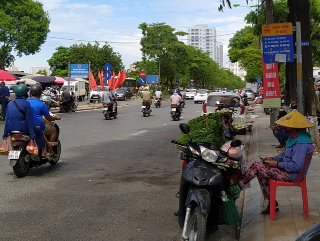 Hà Nội: Nhiều người vẫn chủ quan phòng, chống dịch COVID-19 nơi công cộng - Ảnh 13.