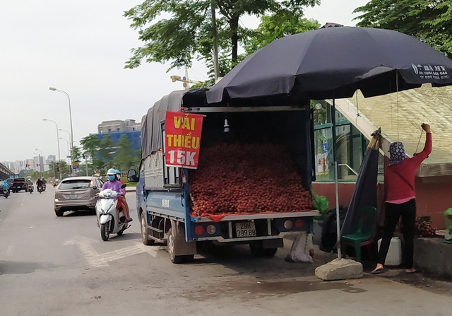 Hà Nội: Nhiều người vẫn chủ quan phòng, chống dịch COVID-19 nơi công cộng - Ảnh 9.