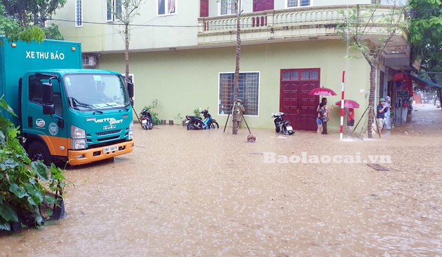 Hình ảnh đầu tiên về đợt mưa to đang diễn ra ở miền Bắc: Ngập ngang ô tô, tài sản chìm trong biển nước - Ảnh 4.