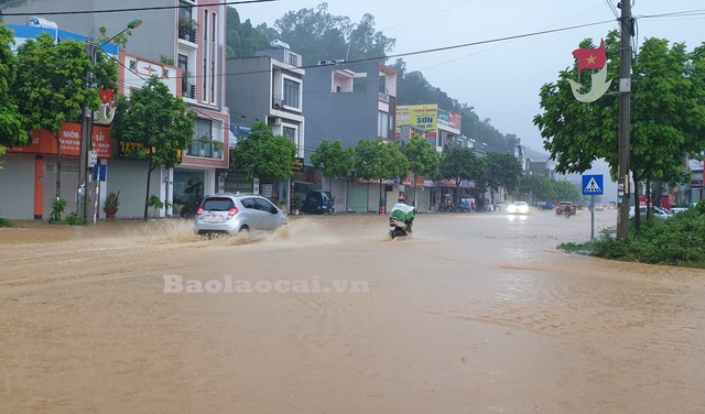 Hình ảnh đầu tiên về đợt mưa to đang diễn ra ở miền Bắc: Ngập ngang ô tô, tài sản chìm trong biển nước - Ảnh 7.