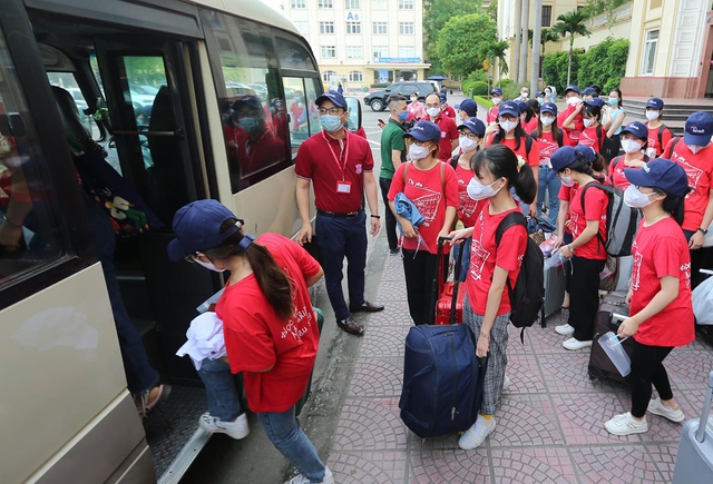 350 cán bộ, sinh viên Đại học Y Hà Nội vào Bình Dương chi viện chống dịch - Ảnh 3.