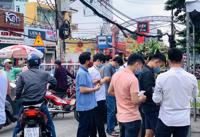 Người dân Sài Gòn đổ xô đi làm giấy xét nghiệm COVID-19 - Ảnh 7.