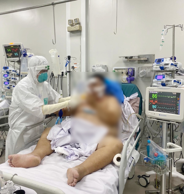 TP.HCM: 2 bệnh nhân mắc COVID-19 nặng đã hồi phục tại Bệnh viện Chợ Rẫy - Ảnh 2.