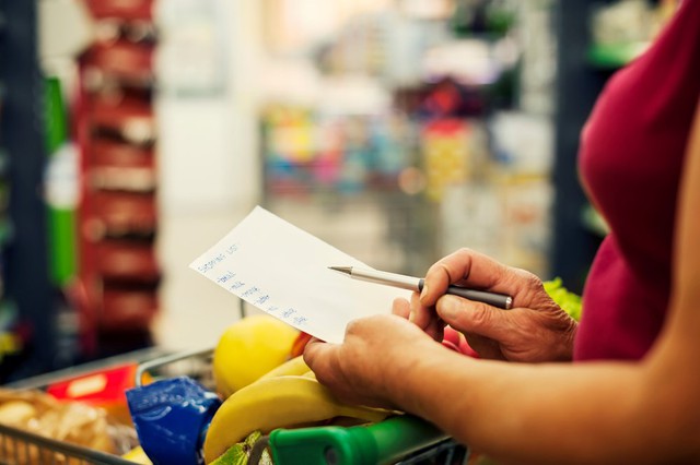 Áp dụng 10 cách này, hóa đơn đi siêu thị sẽ giảm đáng kể mà bạn vẫn mua được đủ thứ mình cần - Ảnh 2.