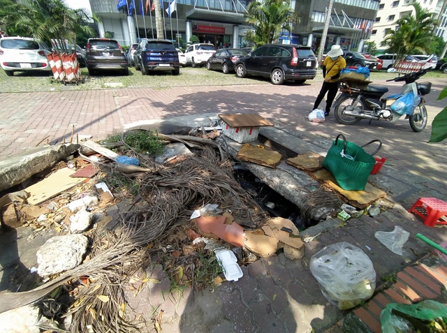 Nguy cơ chết người từ hàng loạt hố ga hỏng ở Hà Nội sau vụ người đàn ông tử vong - Ảnh 3.