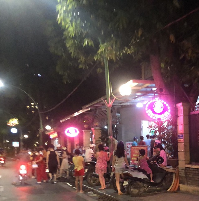 Hà Nội xuất hiện các ổ dịch mới, người dân vẫn chủ quan, hàng quán cao su giờ đóng cửa - Ảnh 3.