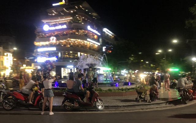 Hà Nội xuất hiện các ổ dịch mới, người dân vẫn chủ quan, hàng quán cao su giờ đóng cửa - Ảnh 6.