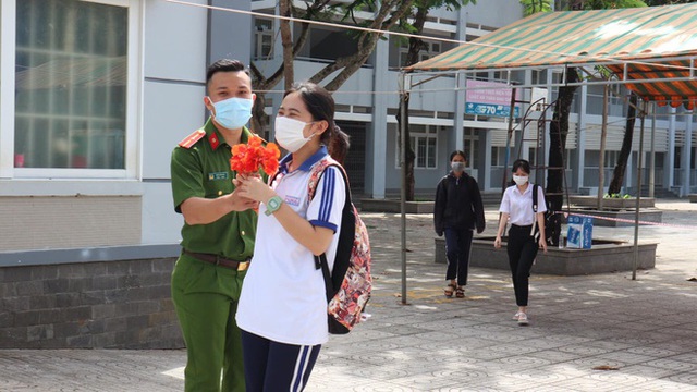  Nữ sinh được ôm hoa đến tặng tận cổng trường thi gây sốt  - Ảnh 5.