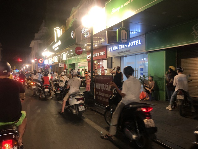 Hà Nội xuất hiện các ổ dịch mới, người dân vẫn chủ quan, hàng quán cao su giờ đóng cửa - Ảnh 7.