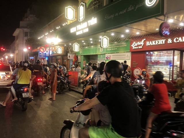 Hà Nội xuất hiện các ổ dịch mới, người dân vẫn chủ quan, hàng quán cao su giờ đóng cửa - Ảnh 8.