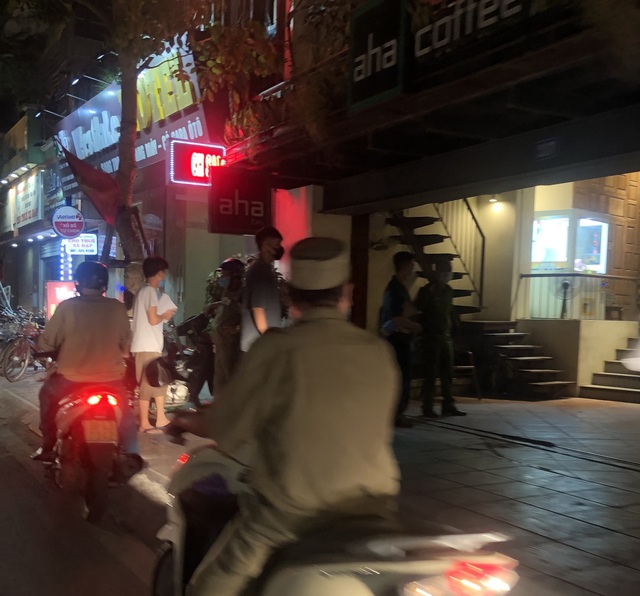 Hà Nội xuất hiện các ổ dịch mới, người dân vẫn chủ quan, hàng quán cao su giờ đóng cửa - Ảnh 12.