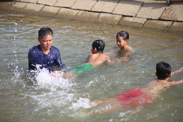  Thầy giáo 12 năm ngăn kênh thủy lợi dạy bơi miễn phí cho học sinh  - Ảnh 2.