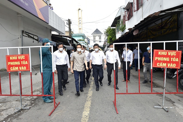 Phó Thủ tướng Vũ Đức Đam kiểm tra BV dã chiến, khu phong toả, siêu thị tại TPHCM - Ảnh 5.