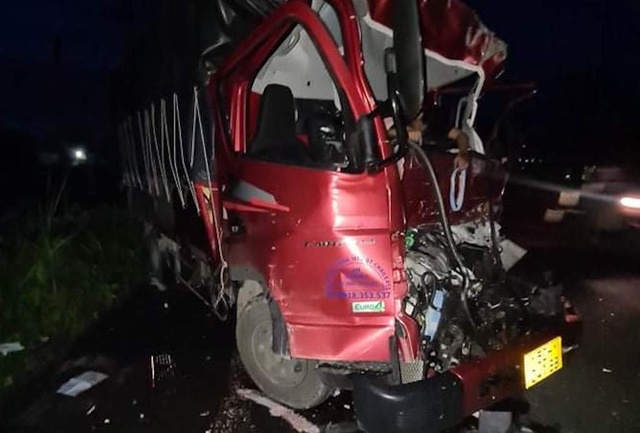 Tài xế ôtô tử vong khi tông vào xe tải dừng ven quốc lộ - Ảnh 1.