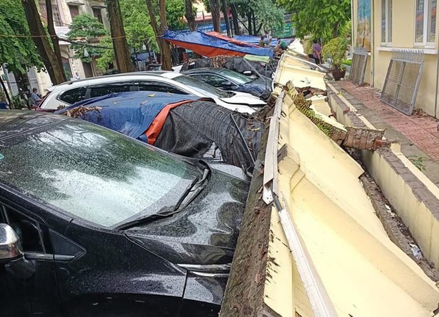 Bức tường đổ sập, đè 13 ôtô ở Hà Nội - Ảnh 1.