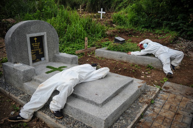 Bác sĩ Indonesia giằng xé chọn người sống, chết giữa sóng thần Covid-19  - Ảnh 1.