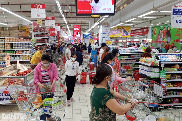 Xếp hàng dài hàng trăm mét vào siêu thị ở TPHCM, chờ cả tiếng để thanh toán - Ảnh 12.