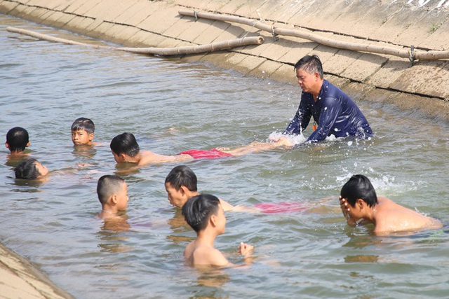  Thầy giáo 12 năm ngăn kênh thủy lợi dạy bơi miễn phí cho học sinh  - Ảnh 4.