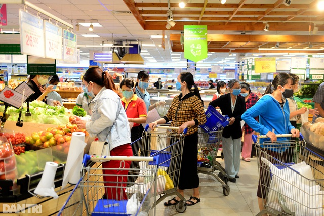 Xếp hàng dài hàng trăm mét vào siêu thị ở TPHCM, chờ cả tiếng để thanh toán - Ảnh 7.