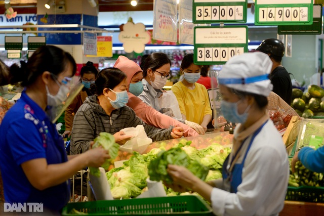 Xếp hàng dài hàng trăm mét vào siêu thị ở TPHCM, chờ cả tiếng để thanh toán - Ảnh 8.