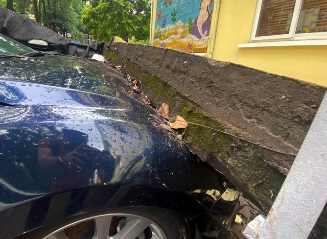 Cận cảnh vụ tường đổ sập gây hư hỏng hơn 10 chiếc xe ô tô tại Hà Nội - Ảnh 11.