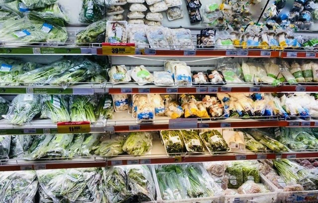 TP.HCM ngày đầu giãn cách, nhiều siêu thị đầy ắp thịt cá, rau xanh - Ảnh 8.