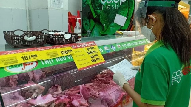 TP.HCM ngày đầu giãn cách, nhiều siêu thị đầy ắp thịt cá, rau xanh - Ảnh 5.