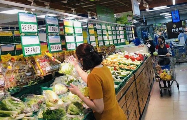 TP.HCM ngày đầu giãn cách, nhiều siêu thị đầy ắp thịt cá, rau xanh - Ảnh 7.