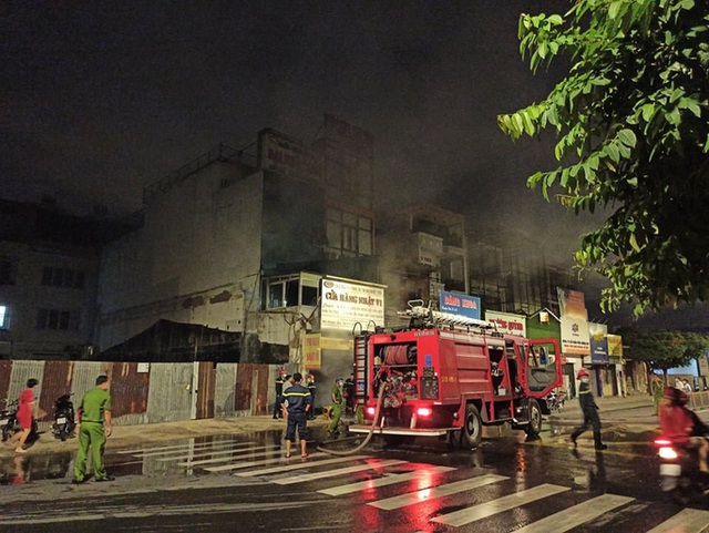 Cháy nhà trên đường Phan Văn Trị, TP.HCM  - Ảnh 2.