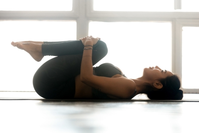 8 tư thế yoga giúp khởi đầu ngày mới năng động - Ảnh 1.