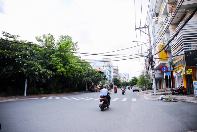 Sài Gòn vắng vẻ, thưa thớt xe cộ qua lại trong ngày đầu thực hiện giãn cách xã hội theo chỉ thị 16 - Ảnh 12.