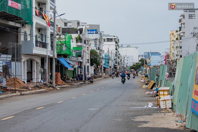 Sài Gòn vắng vẻ, thưa thớt xe cộ qua lại trong ngày đầu thực hiện giãn cách xã hội theo chỉ thị 16 - Ảnh 14.