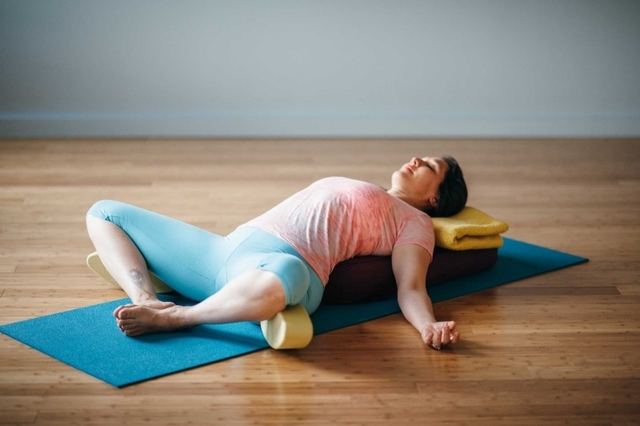 8 tư thế yoga giúp khởi đầu ngày mới năng động - Ảnh 3.