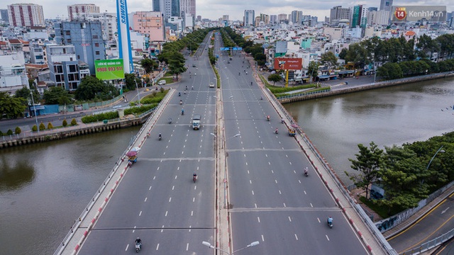 Sài Gòn vắng vẻ, thưa thớt xe cộ qua lại trong ngày đầu thực hiện giãn cách xã hội theo chỉ thị 16 - Ảnh 5.