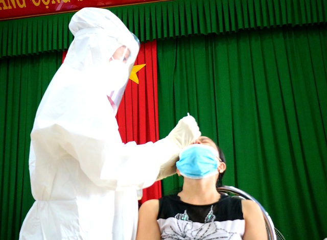 Thừa Thiên Huế lấy mẫu xét nghiệm sàng lọc COVID-19 cho hàng trăm tiểu thương - Ảnh 15.